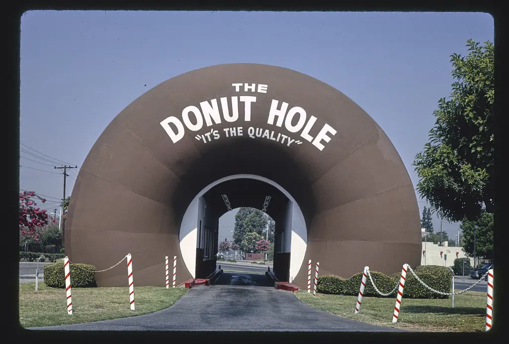 The Donut Hole, straight-on view, no cars, Amar Road, La Puente, California