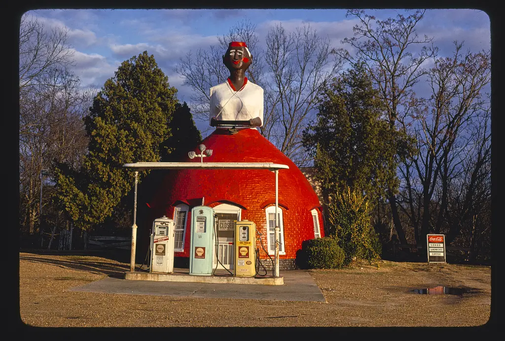 Mammy's Cupboard, angle view, Route 61, Natchez, Mississippi